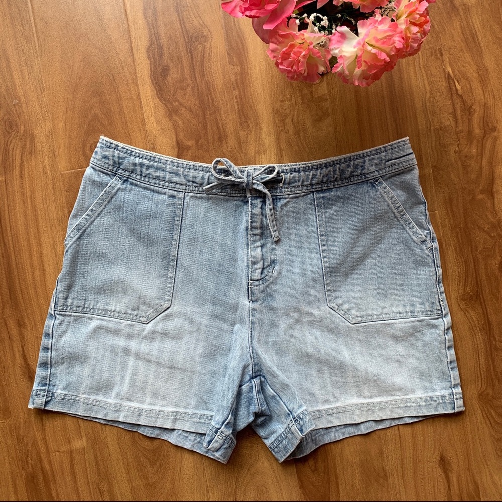 💙 Sonoma High Waisted Light Wash Mom Shorts Size 14